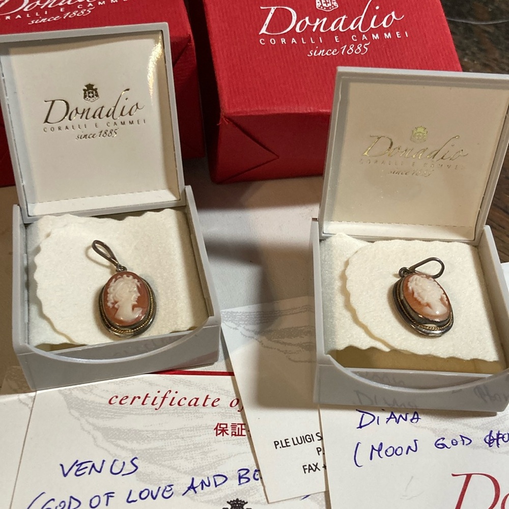 2-925 Donadio shell cameo pendants